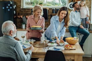 בני משפחה מבוגרים וצעירים בארוחת חג